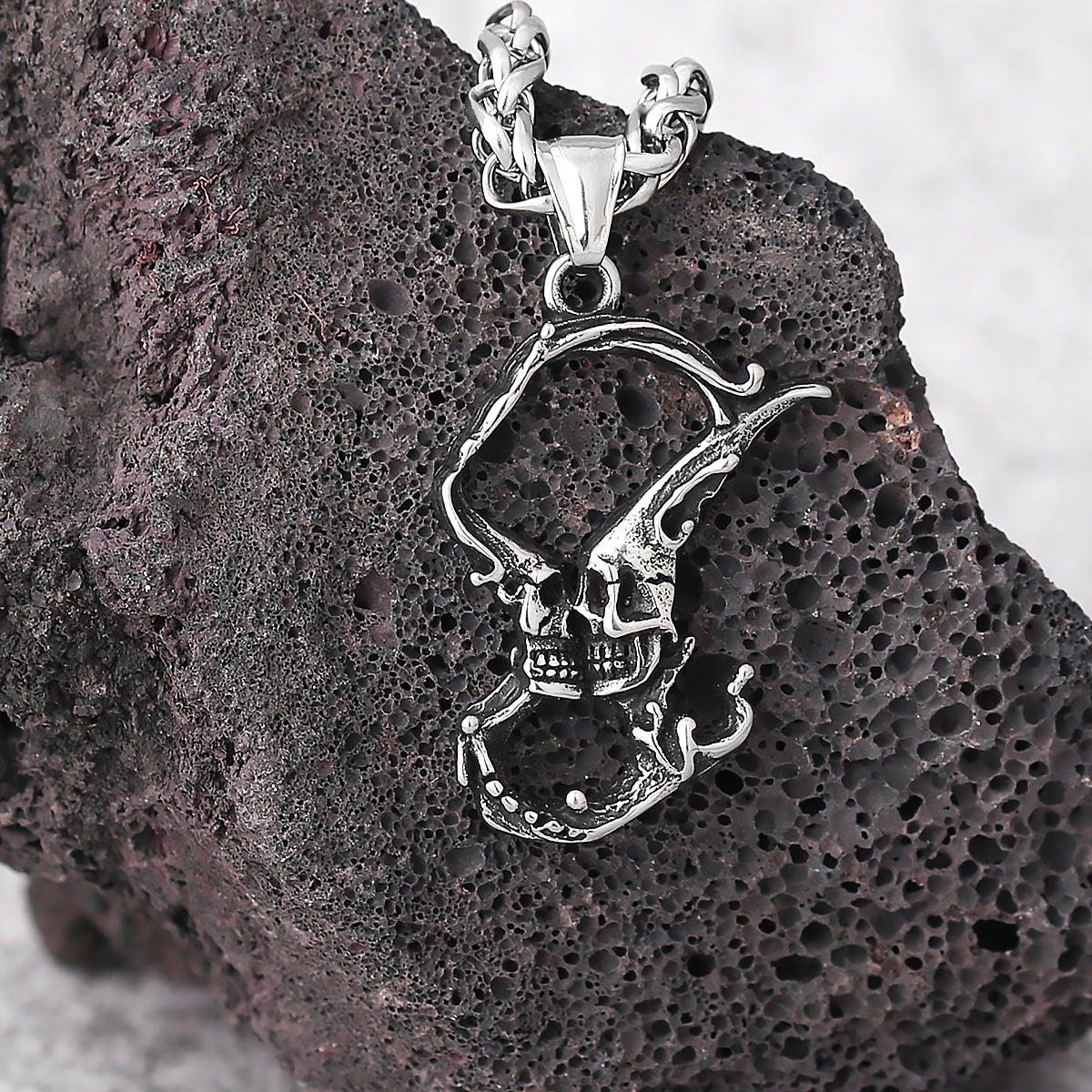 Kissing Skeleton Necklace