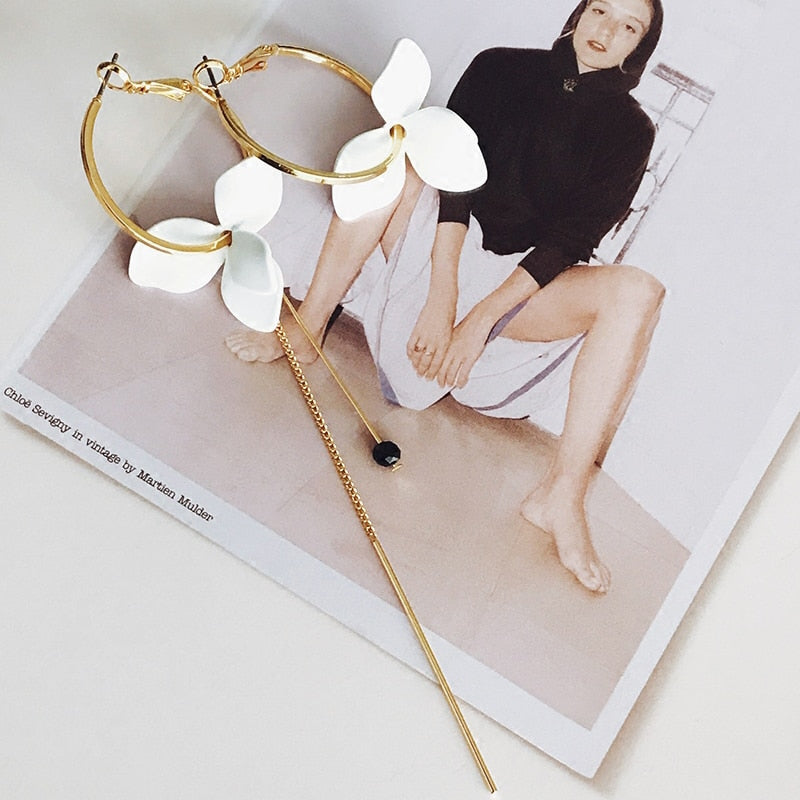 Madilyn Asymmetric chain link flower Hoop Earrings