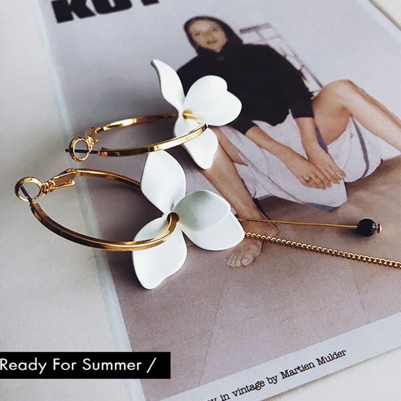 Madilyn Asymmetric chain link flower Hoop Earrings