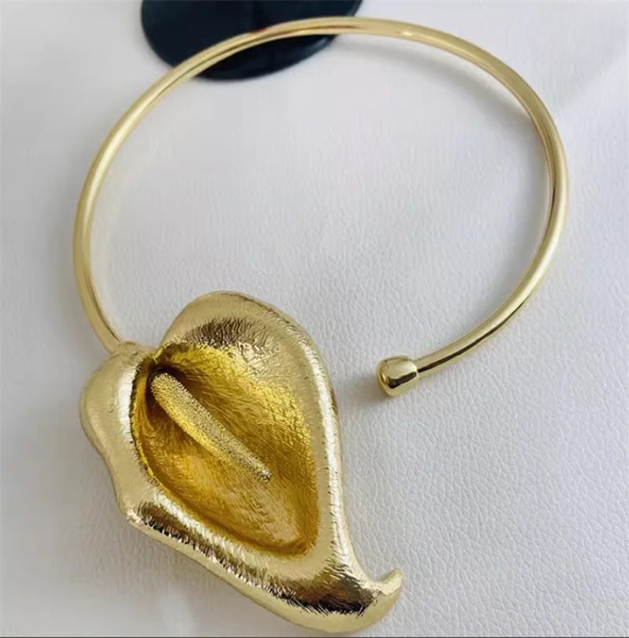 Elegant Calla Lily Wrap Choker Necklace