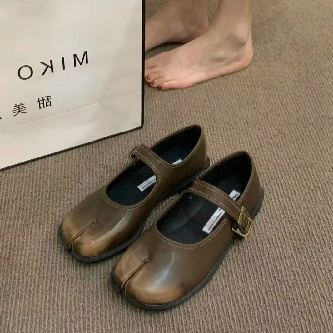 Pia Vintage Ombre Look Split Toe Maru Janes Flats