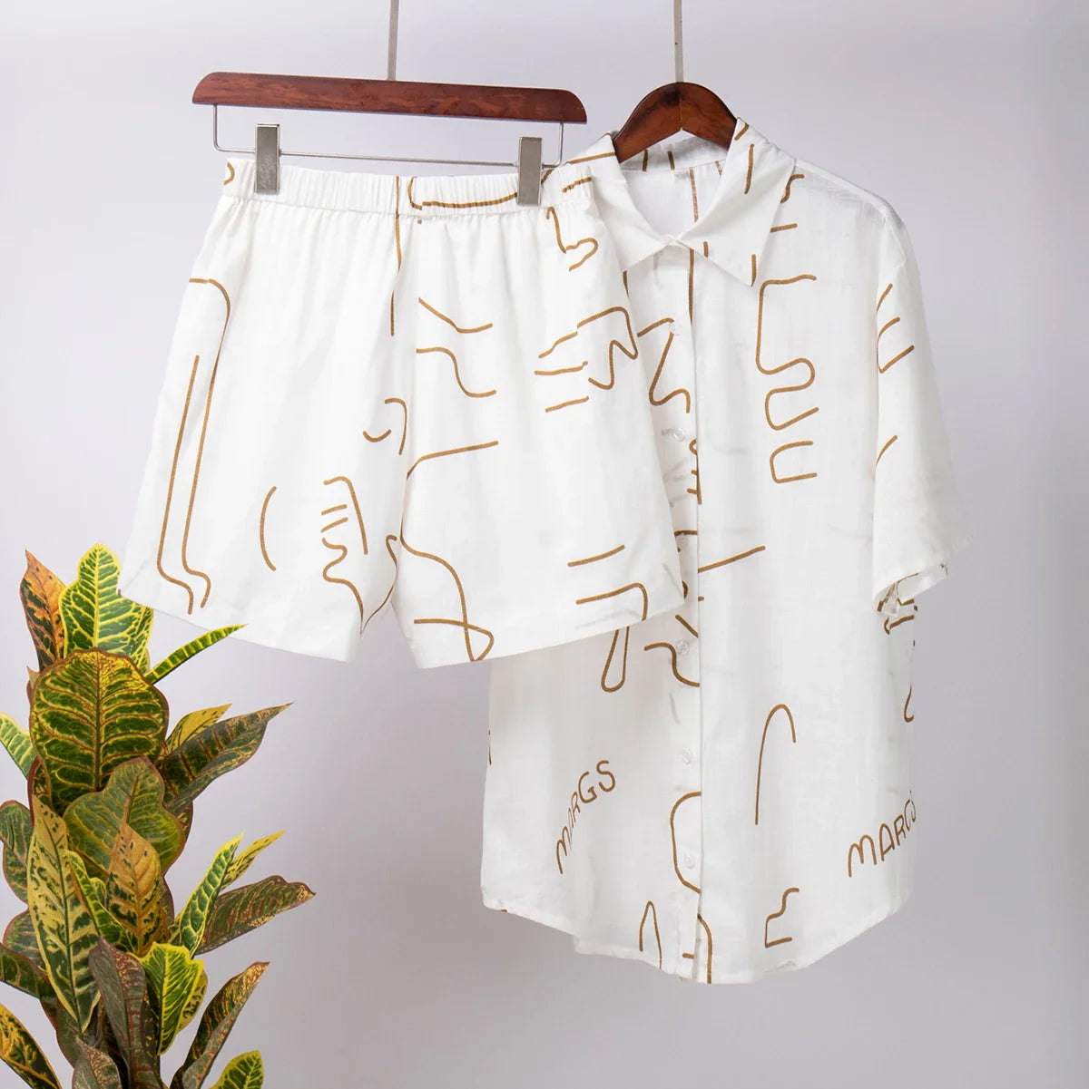 Zinnia Casual Line Drawing Print Shirts & Shorts Set